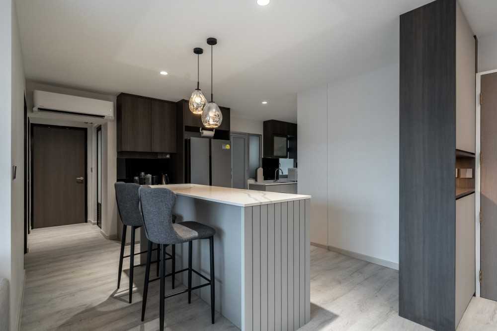 Modern Kitchen with Vinyl Flooring and Homogeneous Tiles