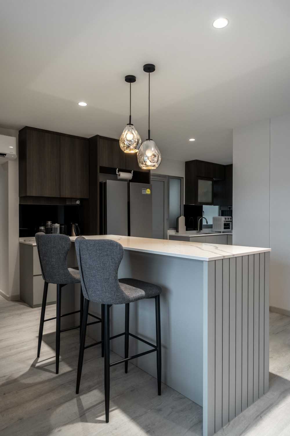 Modern Dining Room with Drop Ceiling and Dining Table
