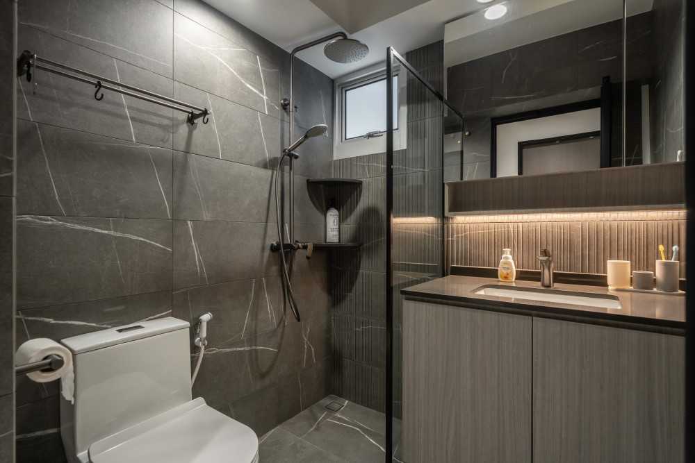 Modern Bathroom with Homogeneous Tiles and Laundry Baskets