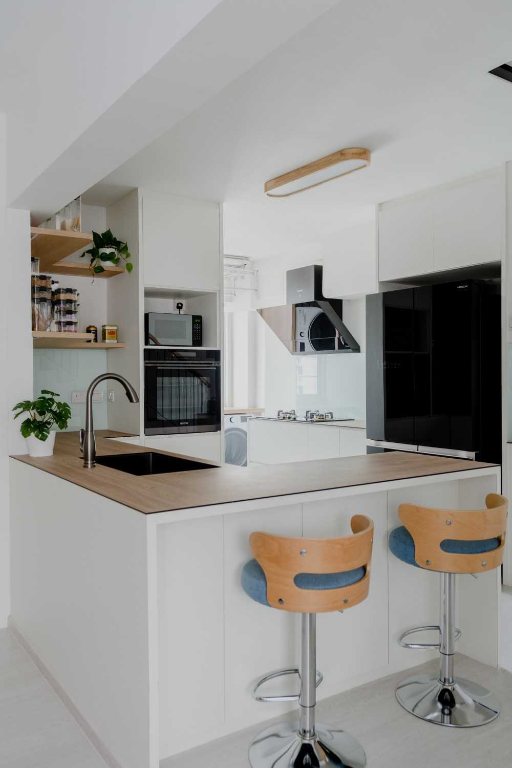 Modern Kitchen with Kitchen Island and Cupboard