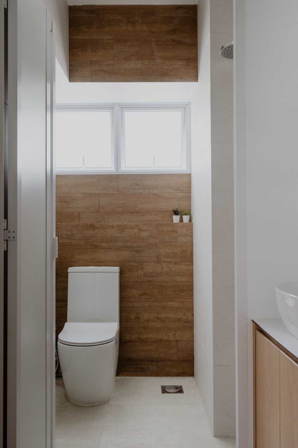 Modern Bathroom with Mirror and Bathroom Storage