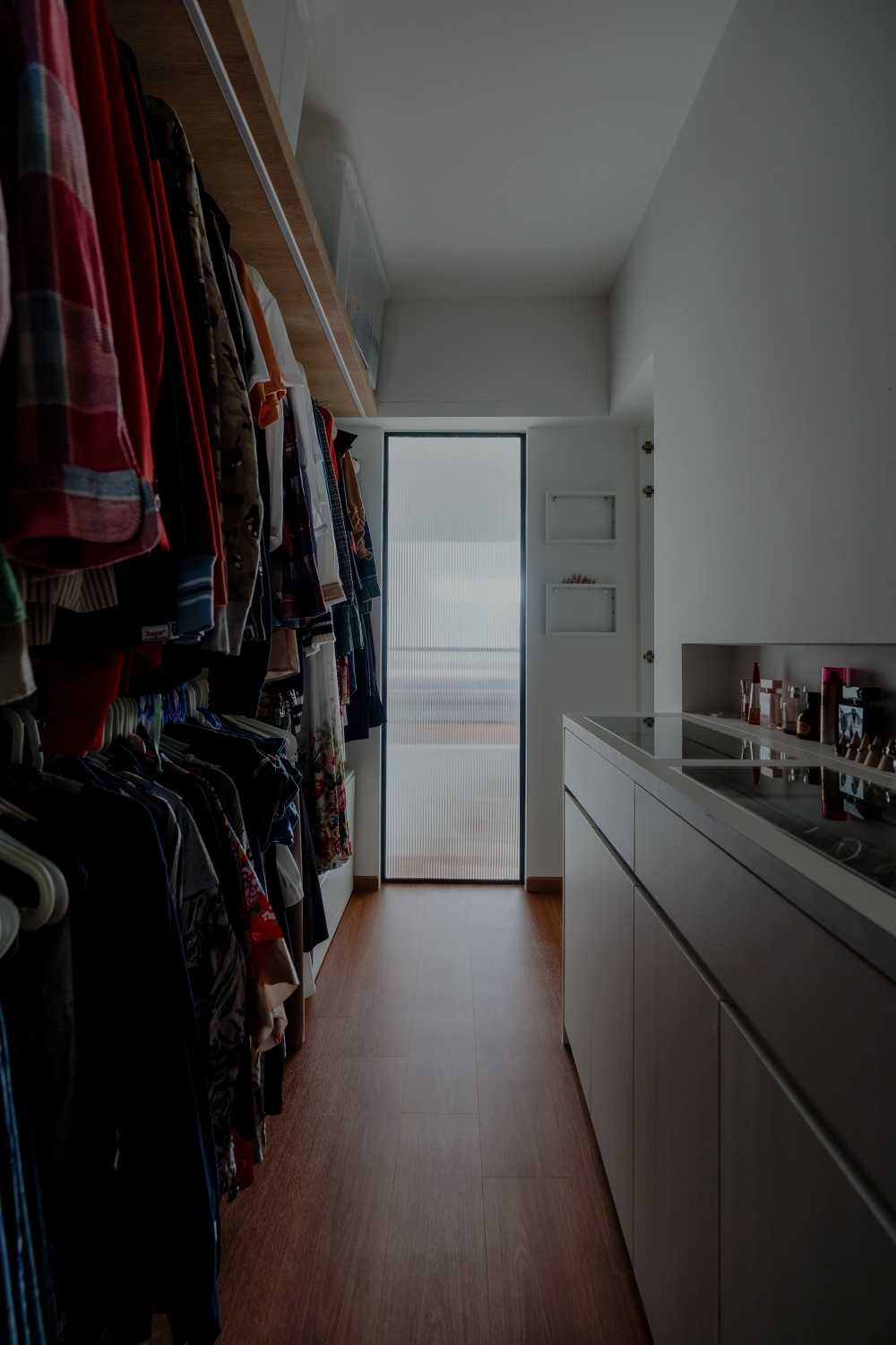 Modern Walk-in Wardrobe with Mirror and Wardrobe