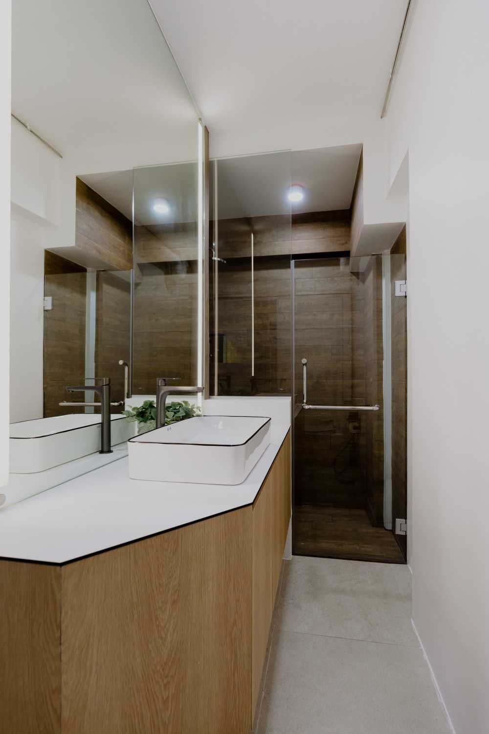 Modern Bathroom with Mirror and Rainshower