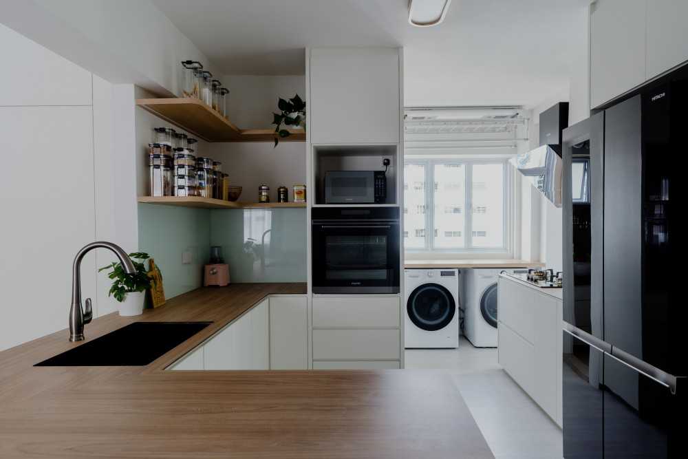 Modern Kitchen with Kitchen Island and Cupboard