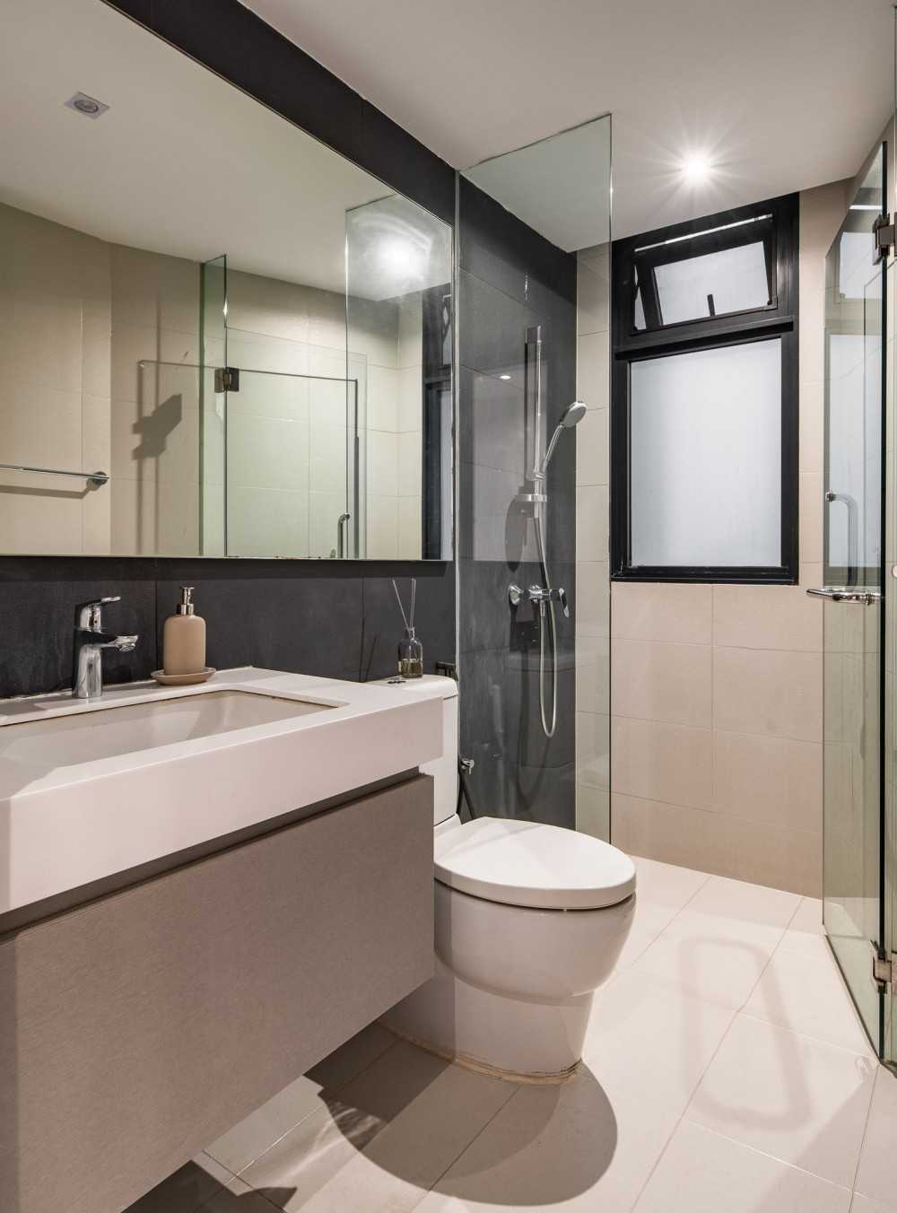 Contemporary Bathroom with Countertop and Homogeneous Tiles