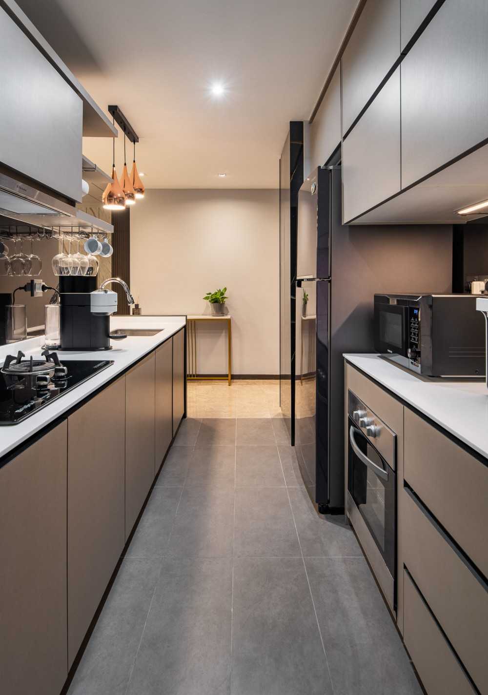 Contemporary Kitchen with Homogeneous Tiles and Kitchen Cabinets