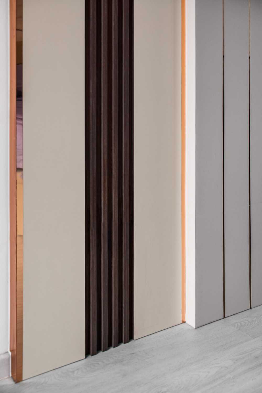 Contemporary Living Room with Homogeneous Tiles and Feature Wall