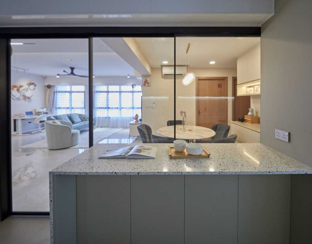 Contemporary Kitchen with Open Kitchen and Breakfast Counter