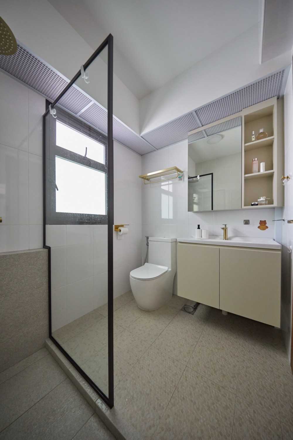 Contemporary Bathroom with Marble Floor and Mirror