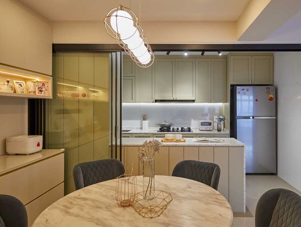 Contemporary Dining Room with Dining Table and Dining Chairs