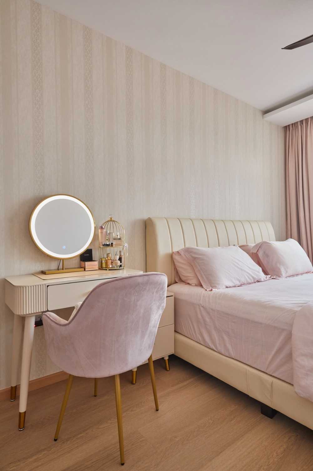 Contemporary Bedroom with Bedroom Dresser and Queen Bed