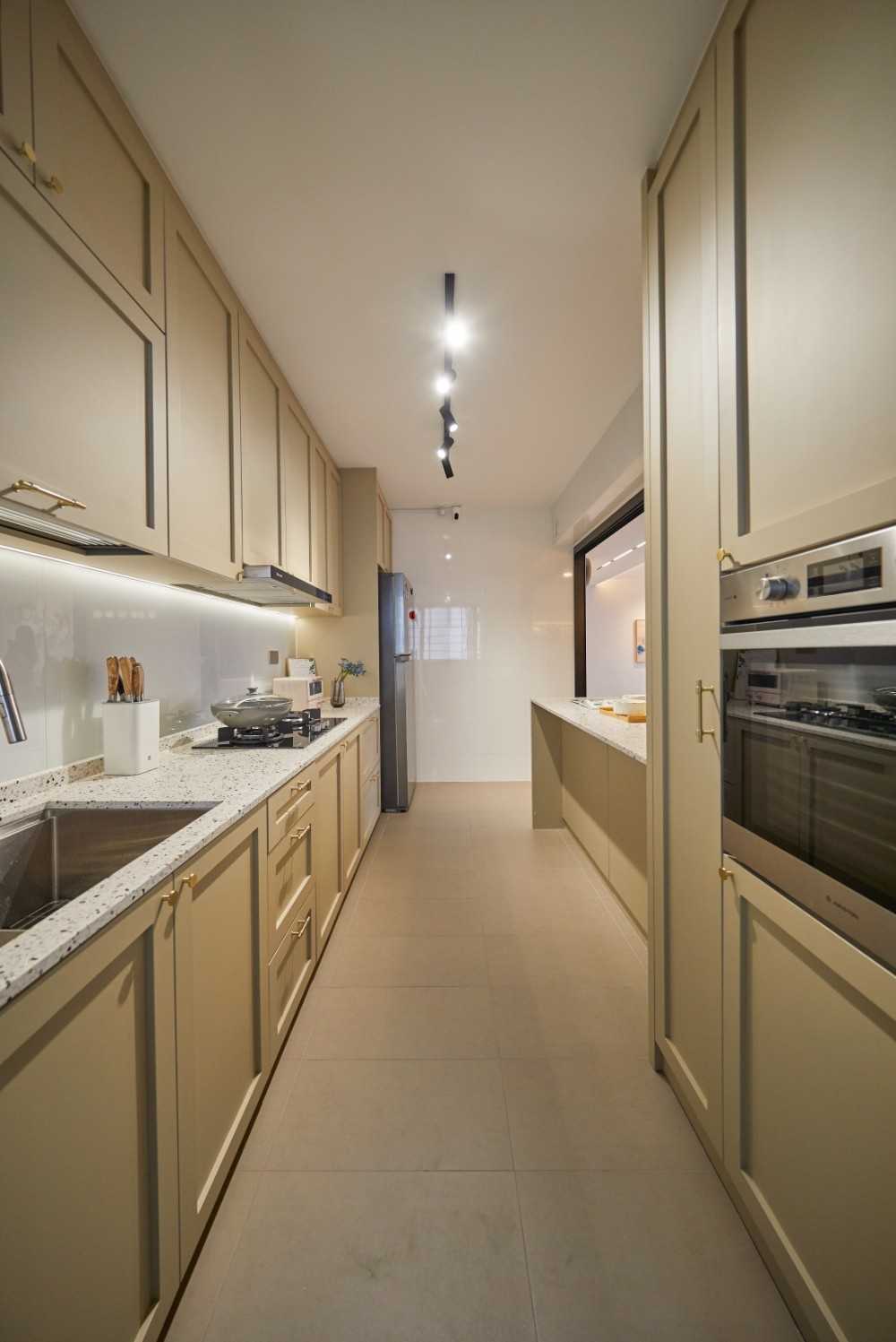 Contemporary Kitchen with Countertop and Kitchen Island
