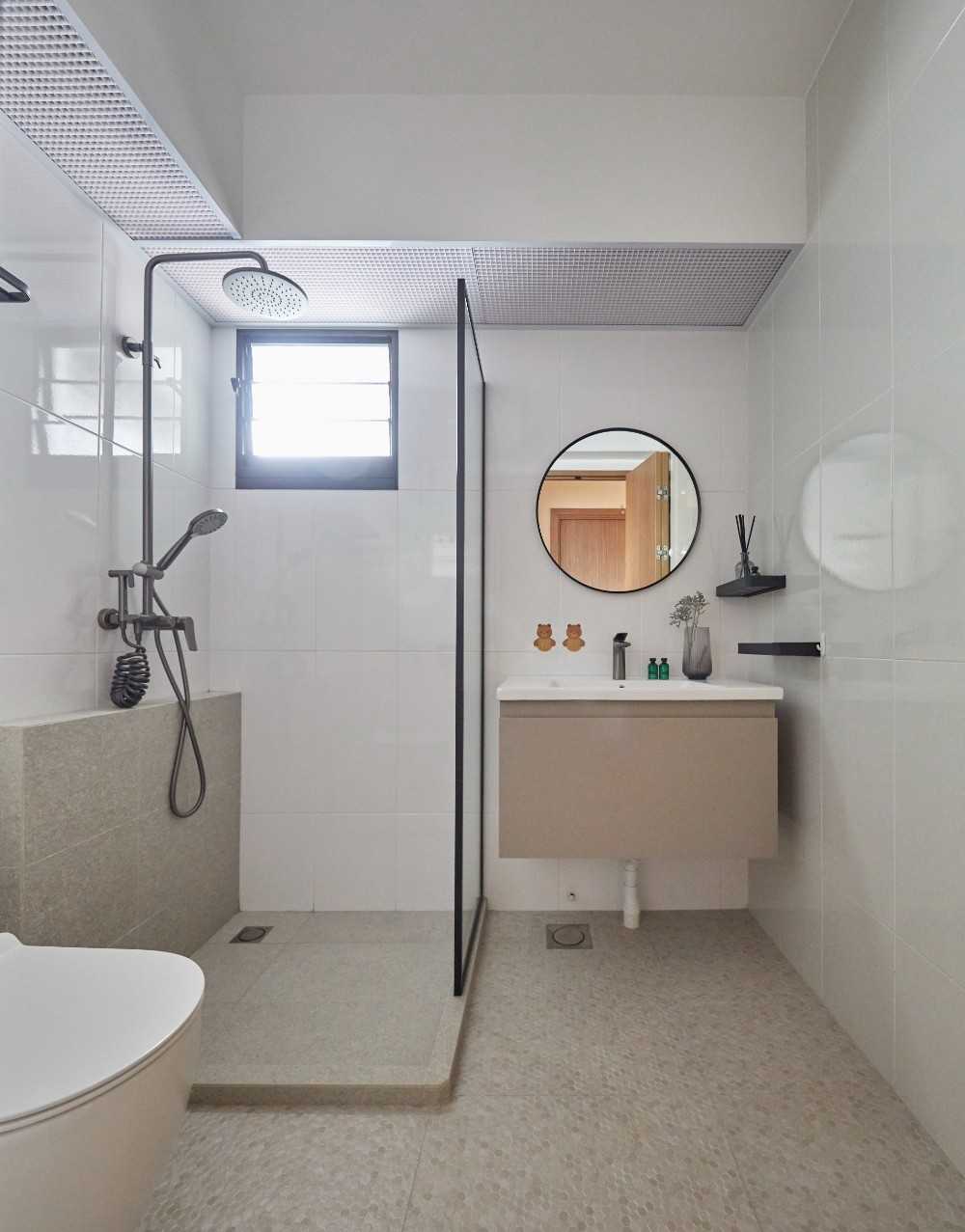 Contemporary Bathroom with Marble Floor and Mirror