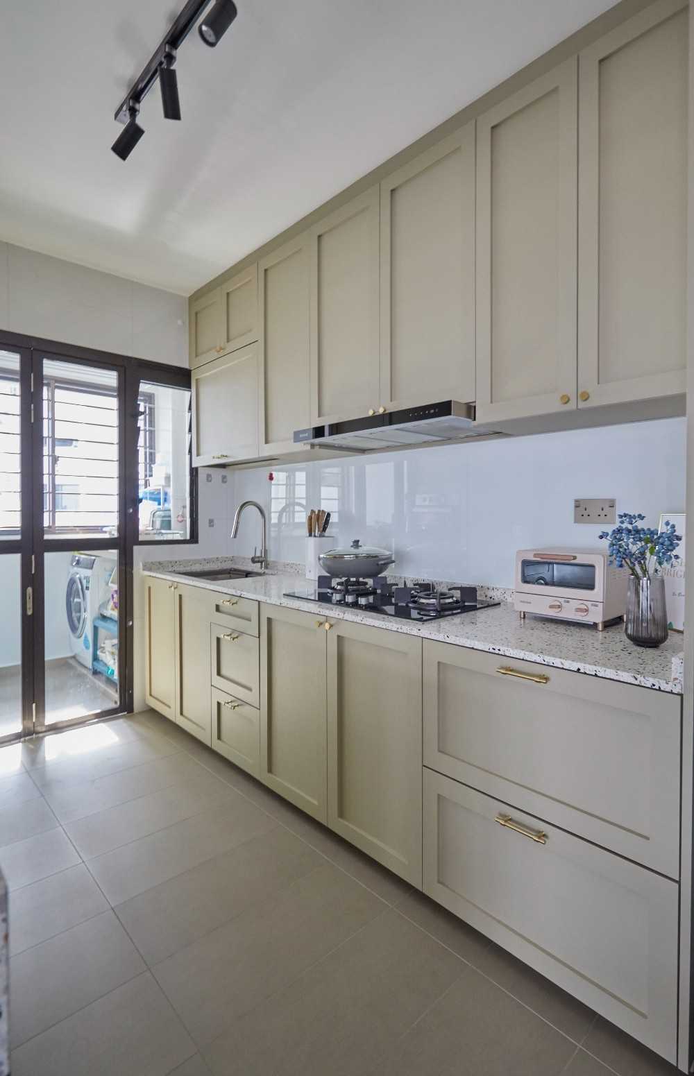 Contemporary Kitchen with Countertop and Kitchen Accessories