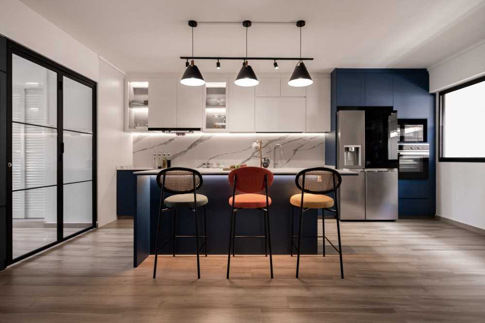 Modern Kitchen with Wood Flooring and Kitchen Cabinets