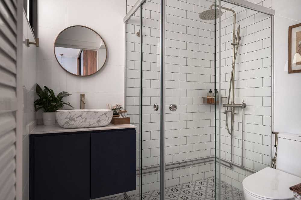 Modern Bathroom with Marble Floor and Mirror