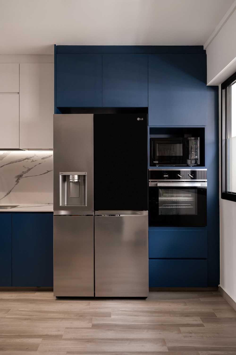 Modern Kitchen with Kitchen Backsplash and Kitchen Cabinets