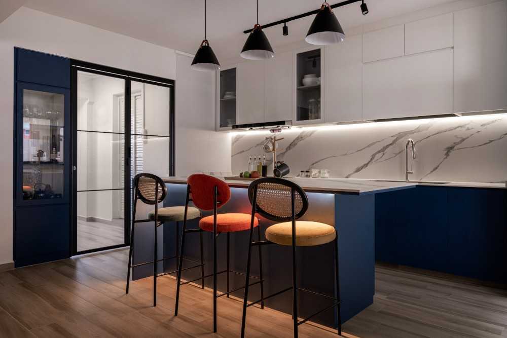 Modern Kitchen with Countertop and Breakfast Counter