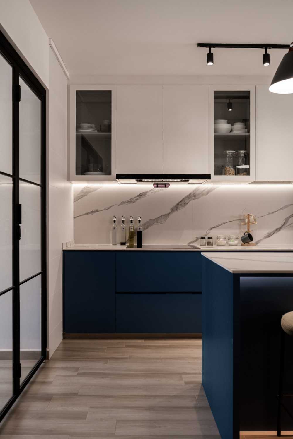 Modern Kitchen with Kitchen Island and Cupboard