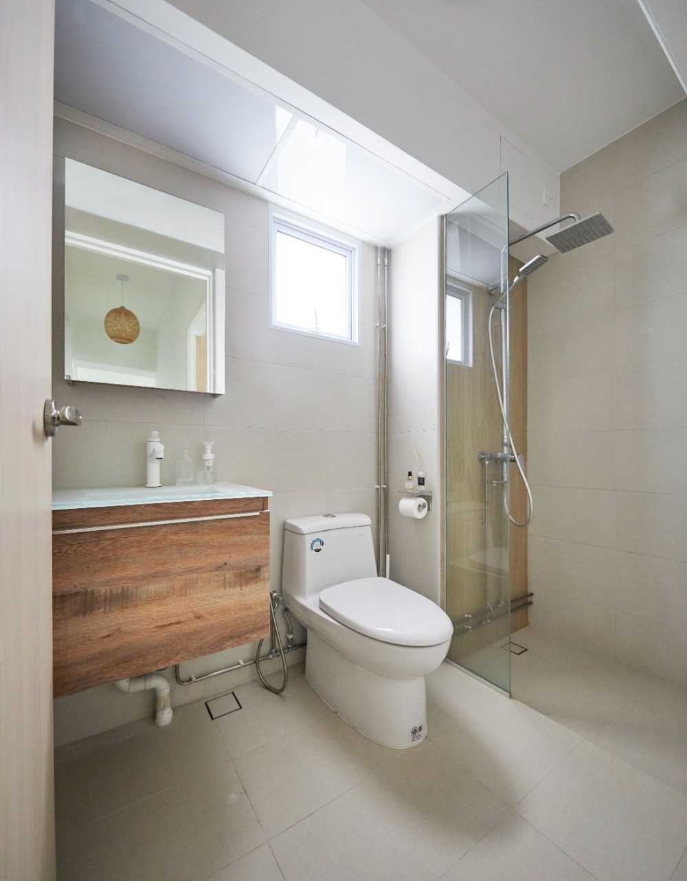 Scandinavian Bathroom with Mirror and Bathtub