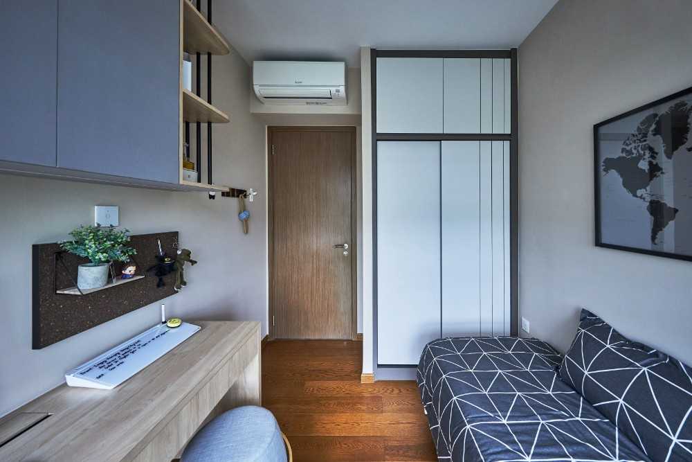 Modern Home Office with Bookshelf and Desk Chairs