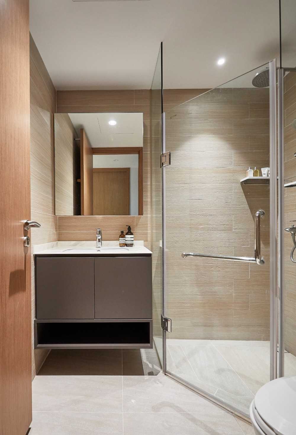 Modern Bathroom with Mirror and Bathroom Storage