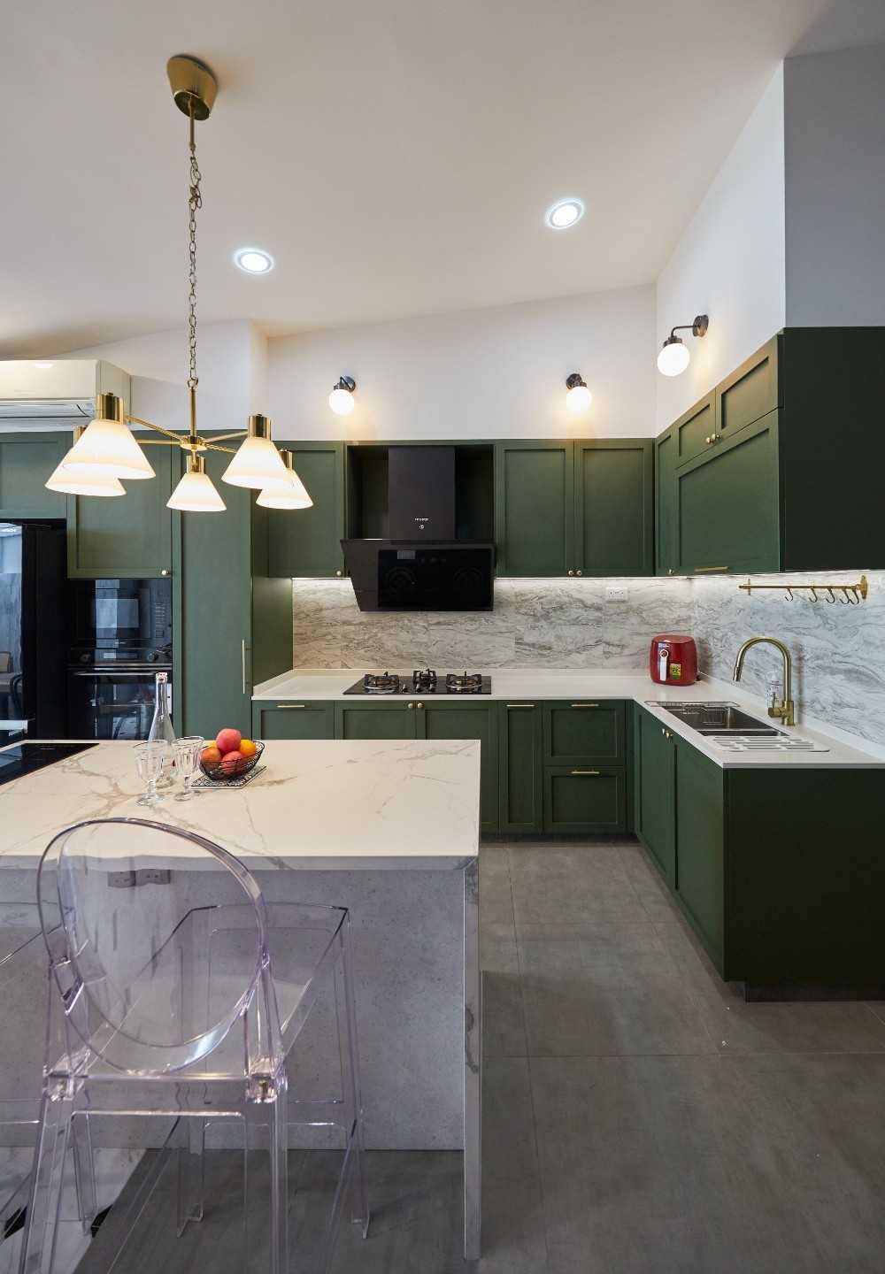 Transitional Kitchen with Kitchen Island and Open Kitchen
