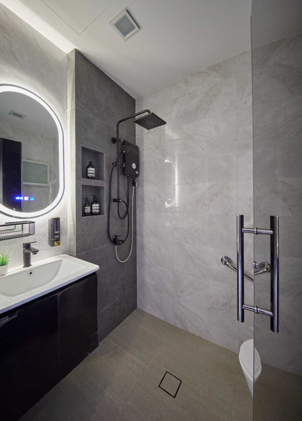 Transitional Bathroom with Mirror and Bathroom Sinks