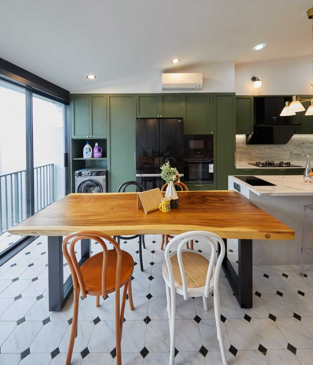 Transitional Dining Room with Dining Table and Dining Chairs