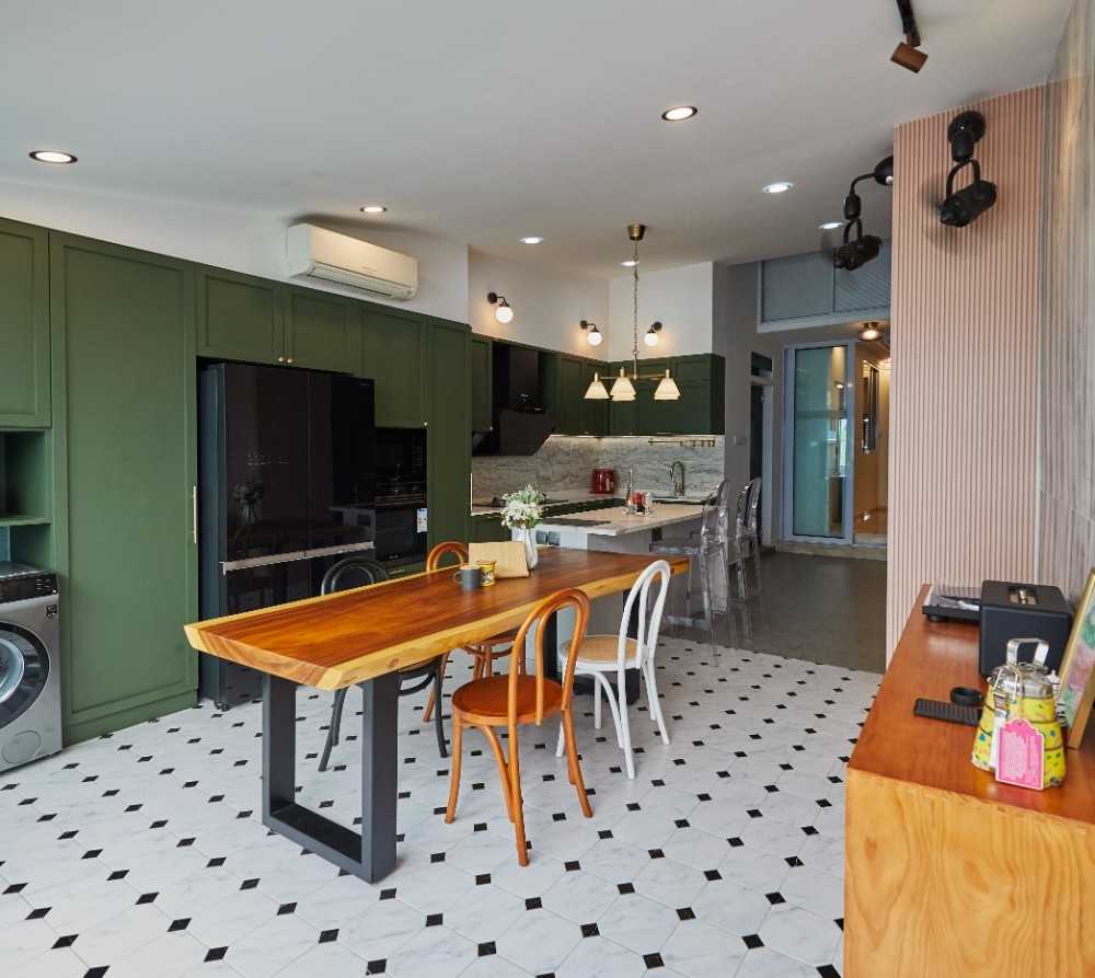 Transitional Dining Room with Dining Table and Dining Chairs