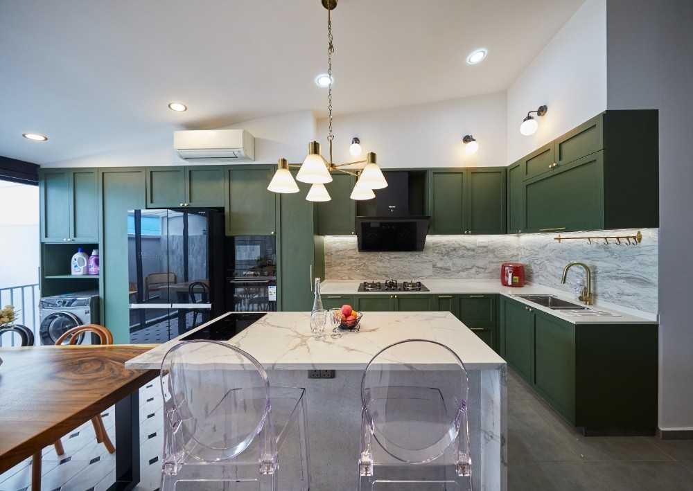 Transitional Kitchen with Breakfast Counter and Dishwasher