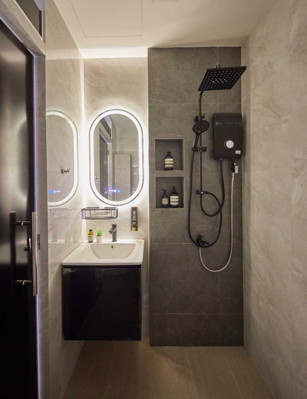 Transitional Bathroom with Marble Floor and Mirror