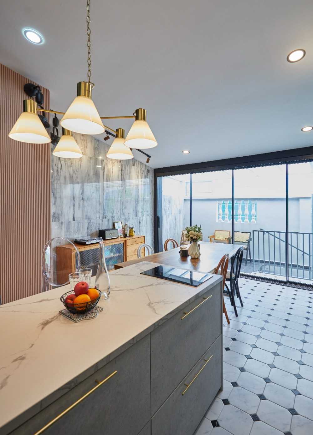 Transitional Dining Room with Dining Table and Dining Chairs