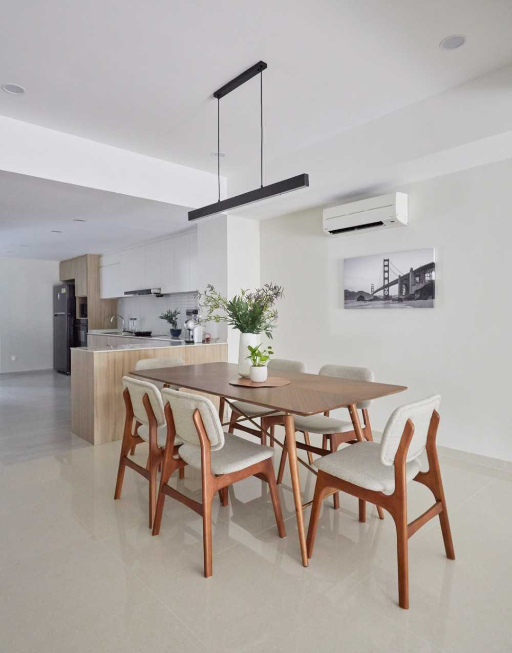 Modern Dining Room with Dining Table and Dining Chairs