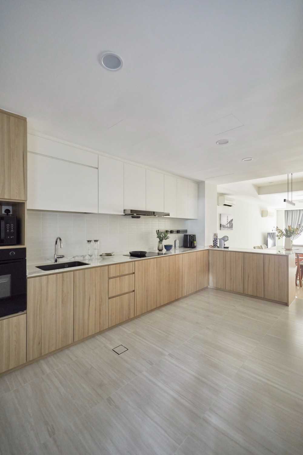 Modern Kitchen with Countertop and Kitchen Island