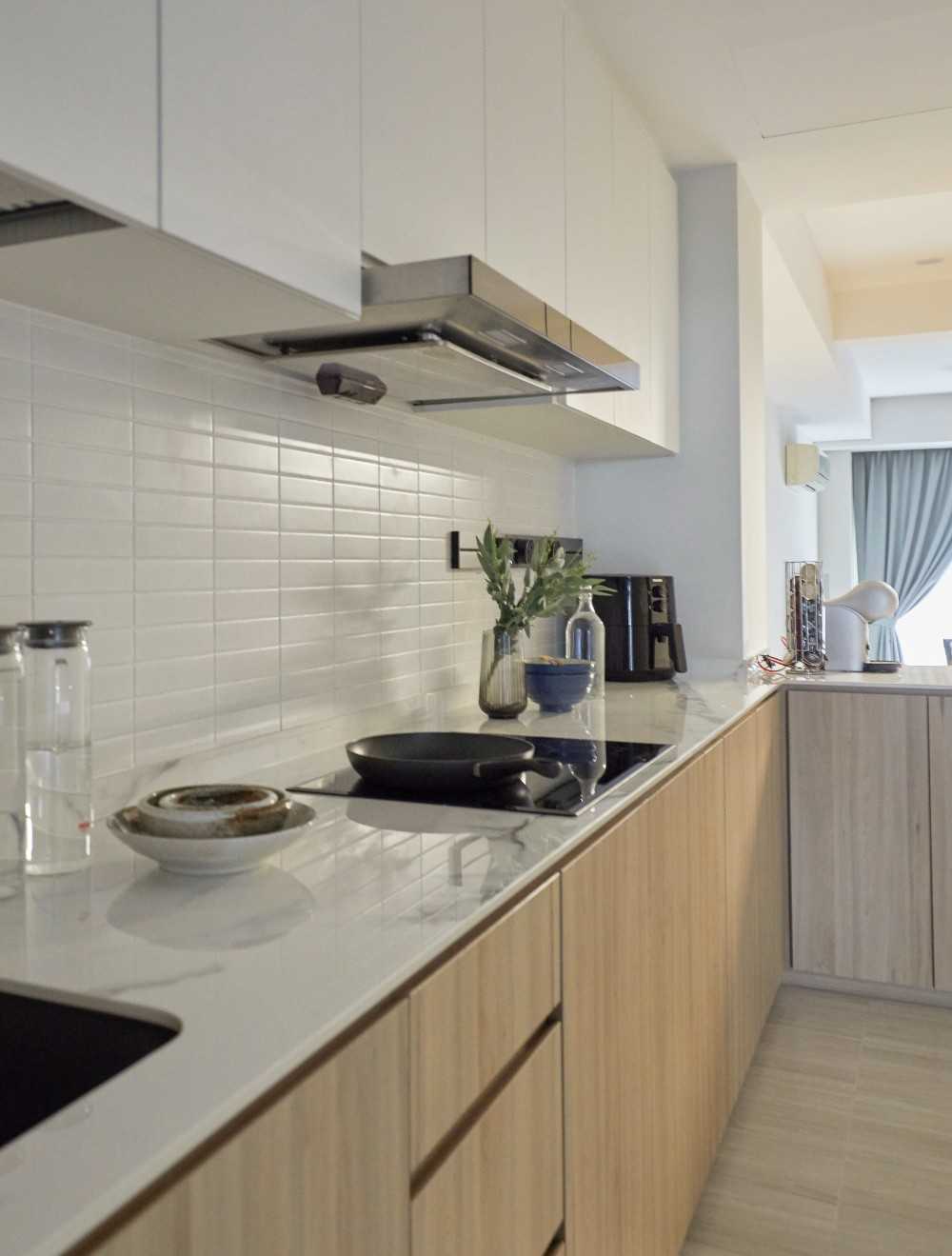 Modern Kitchen with Countertop and Wood Flooring