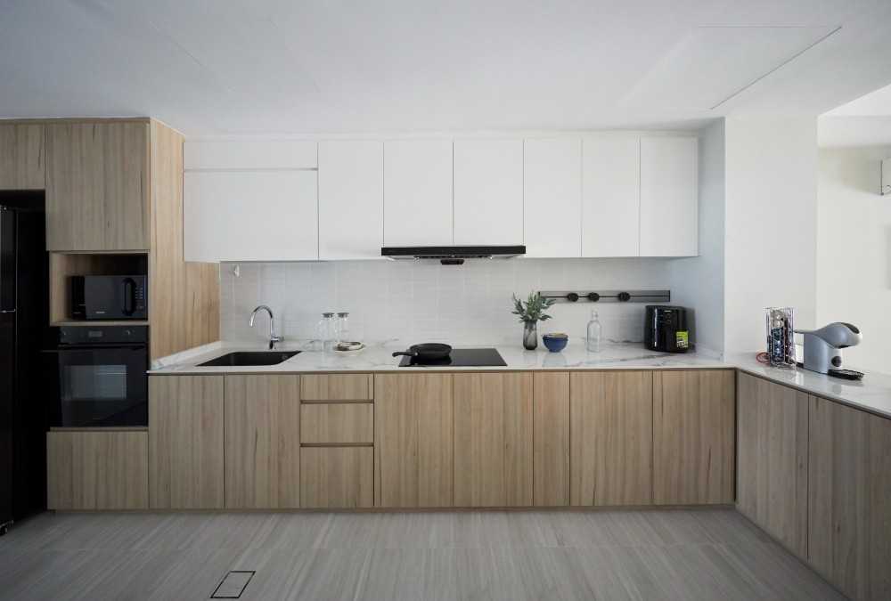 Modern Kitchen with Wood Flooring and Kitchen Island