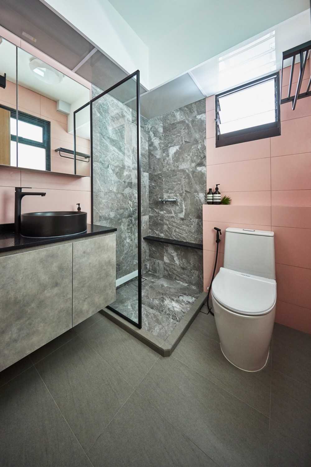 Contemporary Bathroom with Mirror and Bathroom Storage