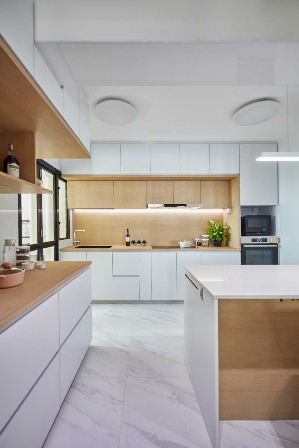 Contemporary Kitchen with Marble Floor and Open Kitchen