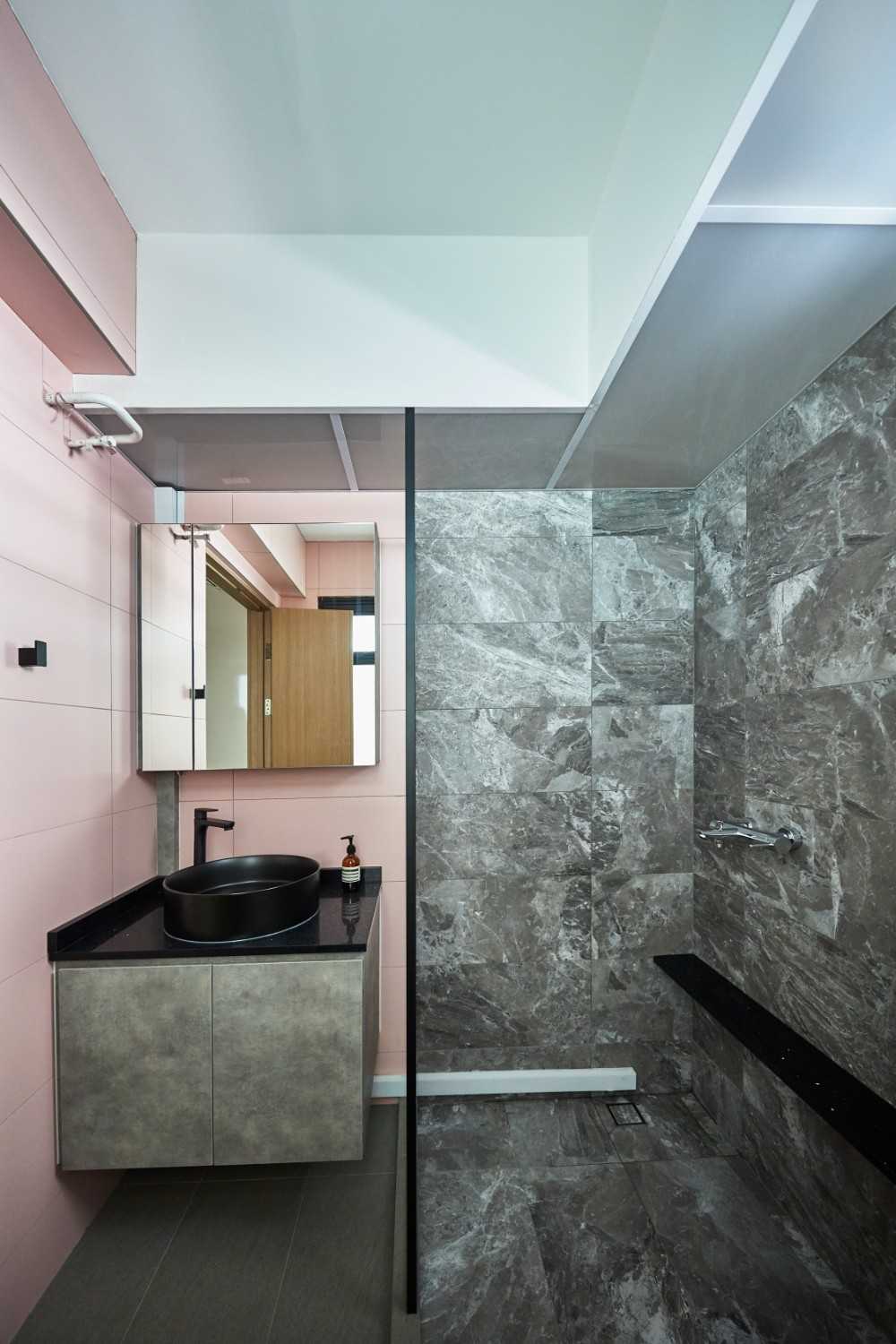 Contemporary Bathroom with Marble Floor and Mirror