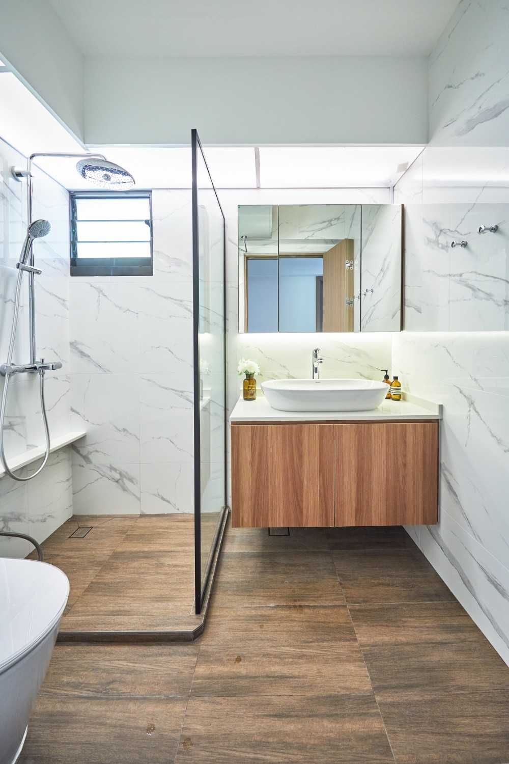 Contemporary Bathroom with Mirror and Bathroom Storage