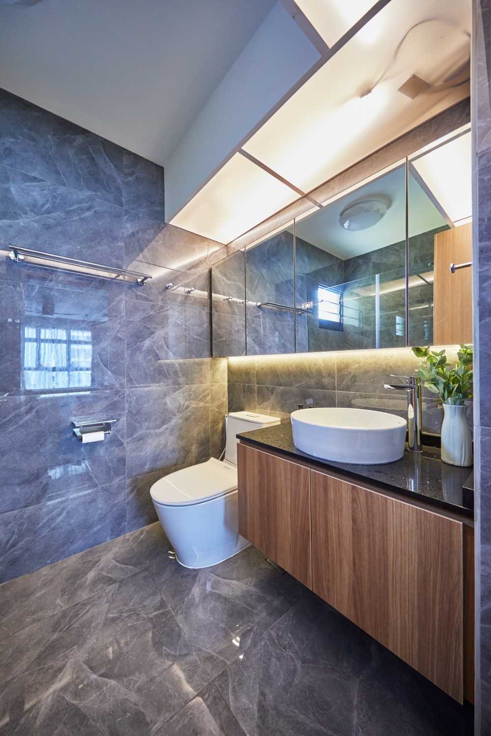 Contemporary Bathroom with Mirror and Bathroom Storage