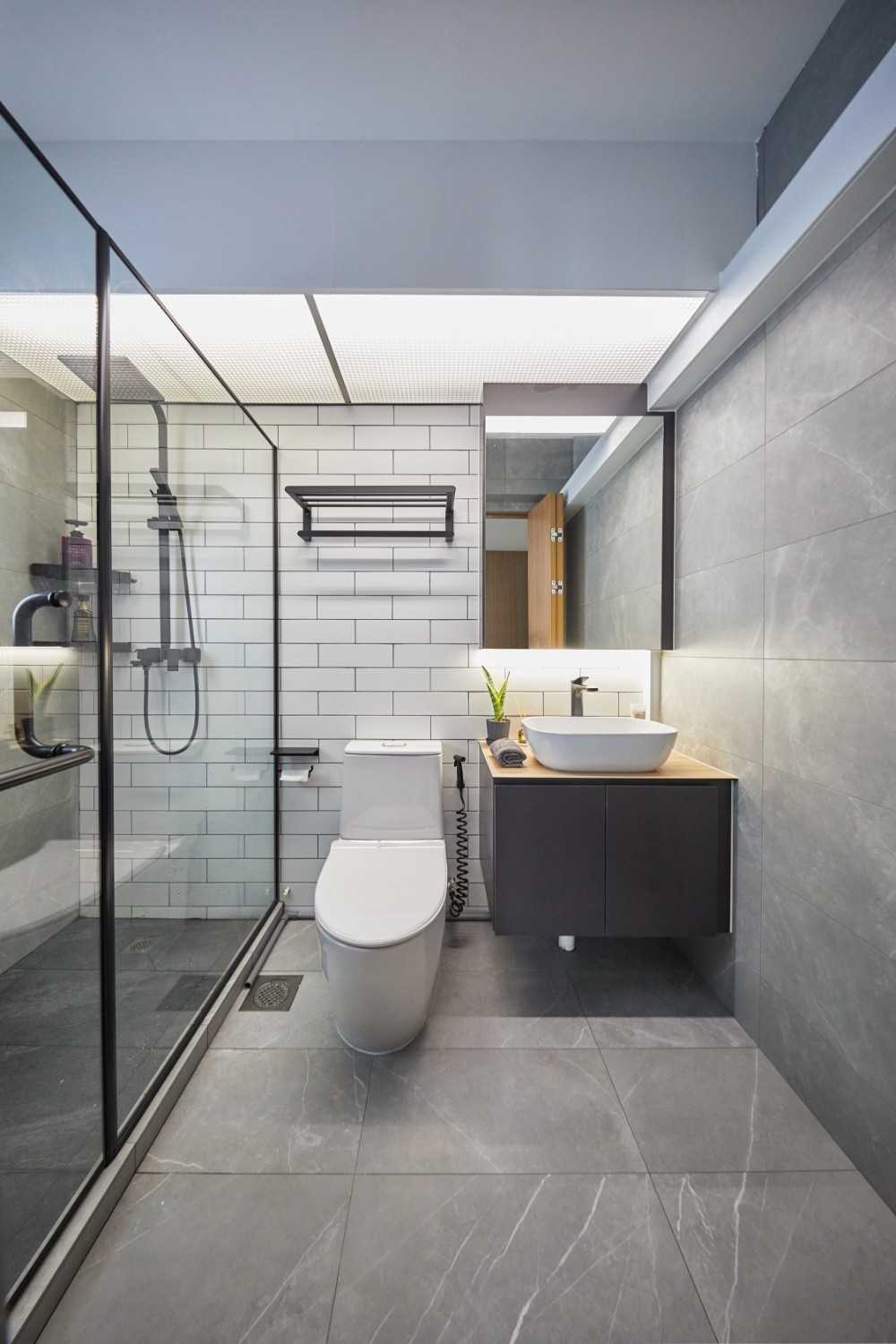 Contemporary Bathroom with Marble Floor and Mirror