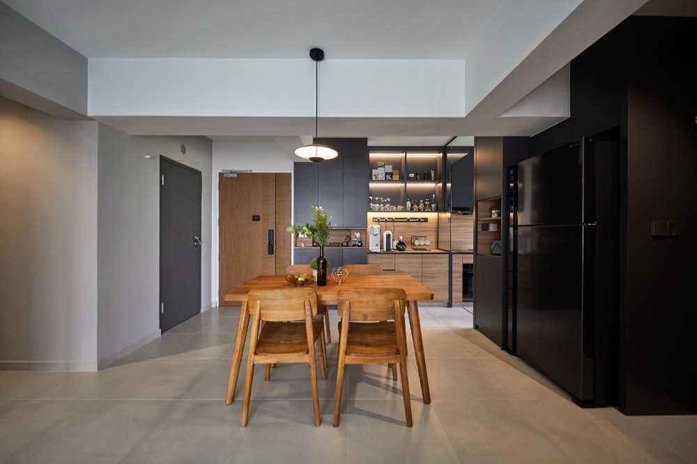 Contemporary Dining Room with Dining Chairs and Tableware