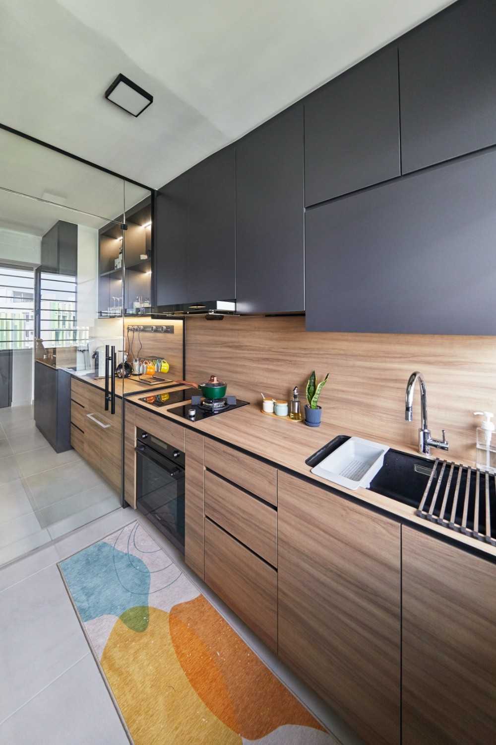 Contemporary Kitchen with Open Kitchen and Kitchen Accessories