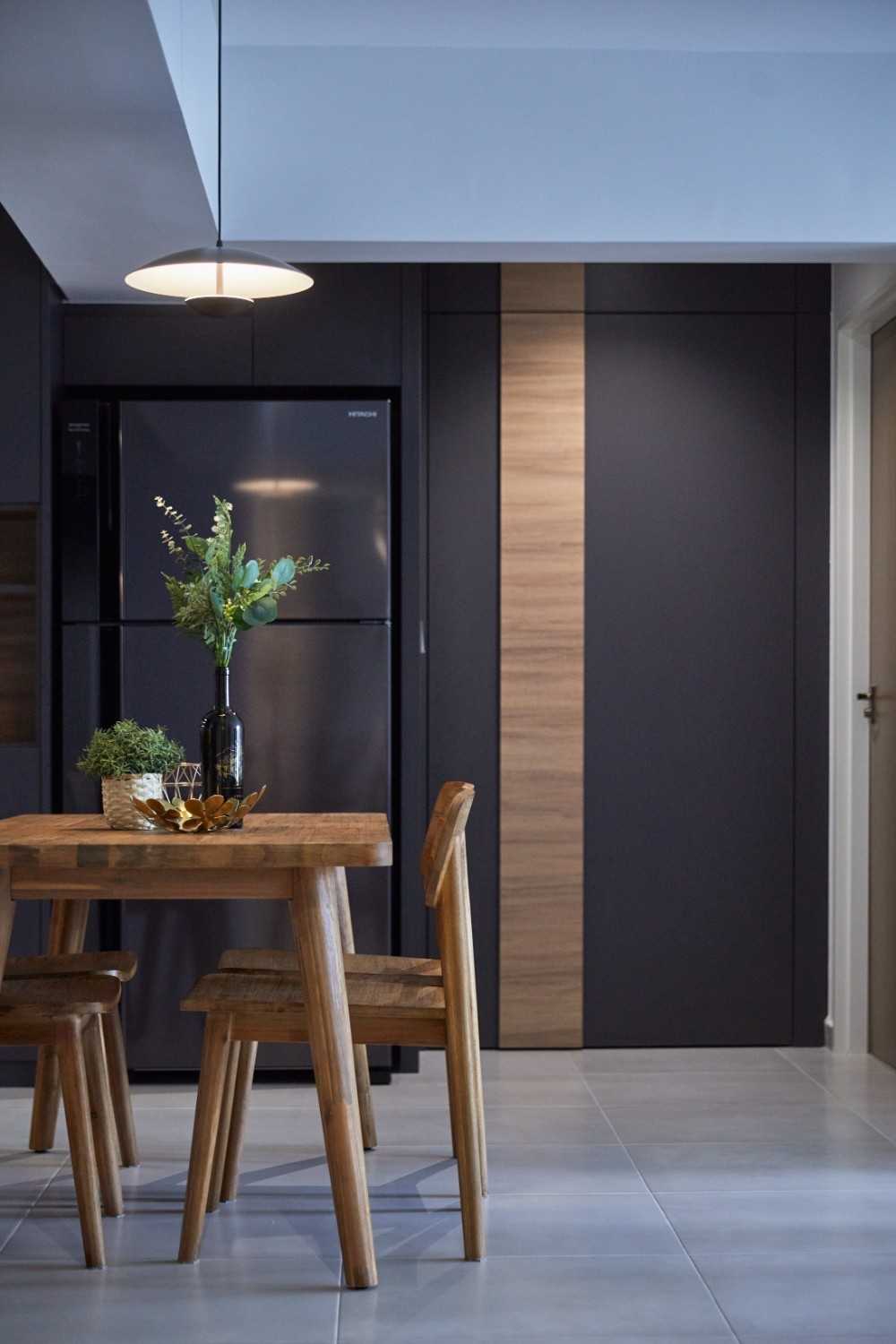 Contemporary Dining Room with Dining Table and Dining Chairs