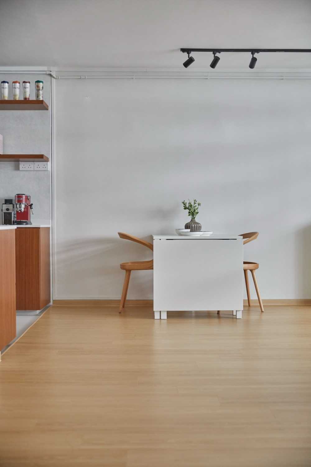 Scandinavian Dining Room with Dining Table and Dining Chairs