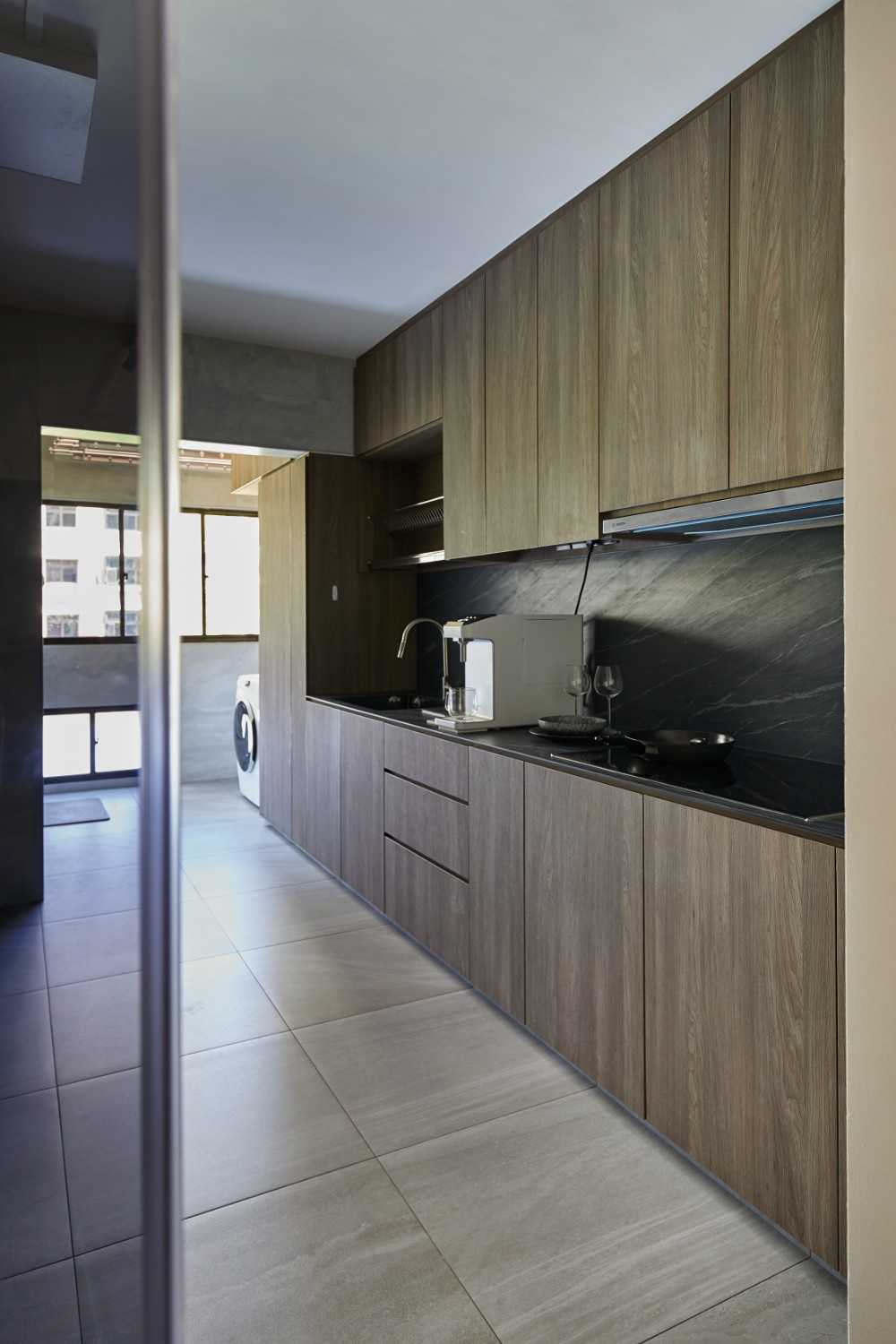 Contemporary Kitchen with Countertop and Kitchen Accessories