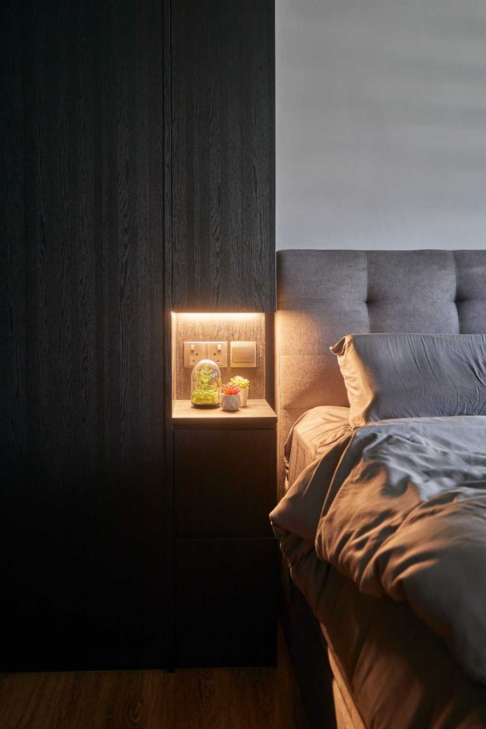 Contemporary Bedroom with Queen Bed and Day Bed