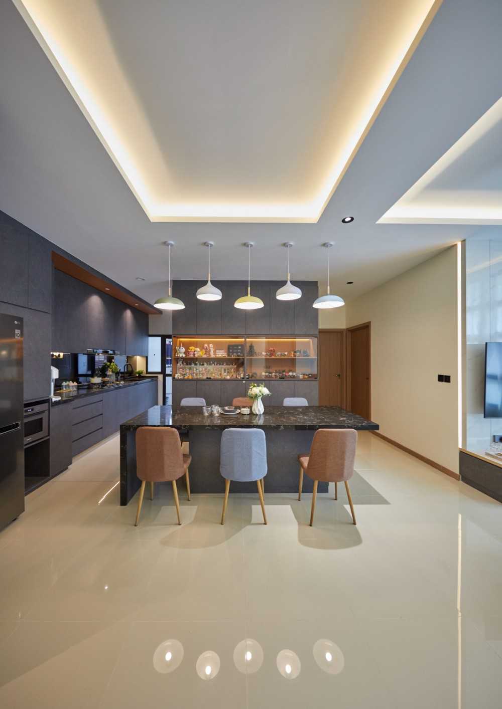 Contemporary Dining Room with Dining Table and Dining Chairs